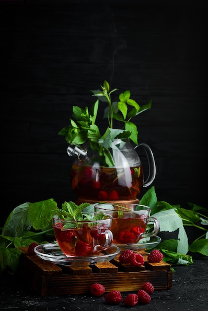 Té de frambuesa y menta Bebidas calientes de invierno Sobre un fondo negro Vista superior