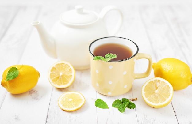 Té fresco con limón en mesa de madera