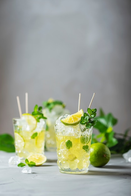 Té frío con lima, menta y hielo.