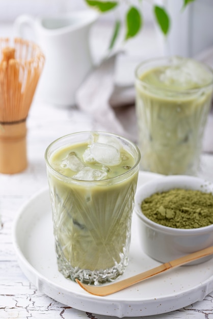 Té frío matcha con leche y hielo.