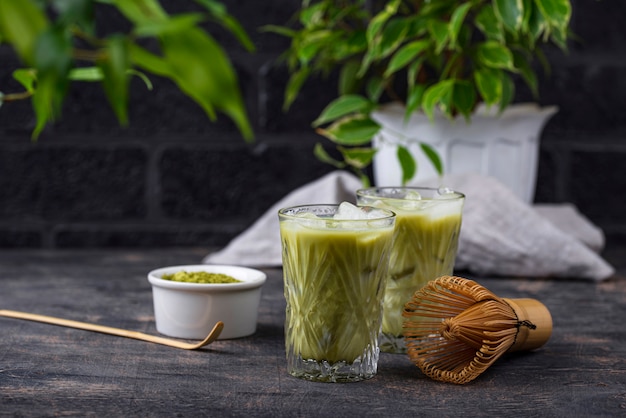 Té frío matcha con leche y hielo.