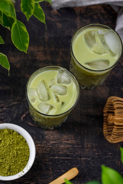 Té frío matcha con leche y hielo.