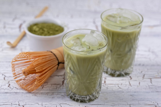 Té frío matcha con leche y hielo.