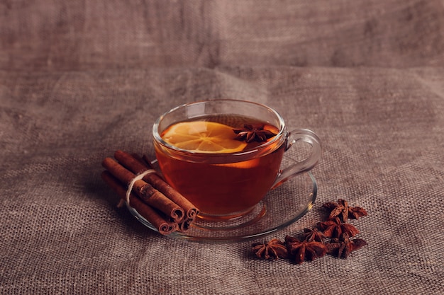 Té de frutas con especias y galletas.