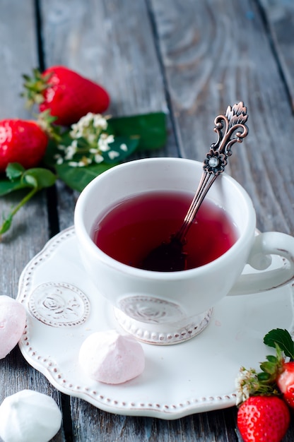 Foto té de frutas con fresas