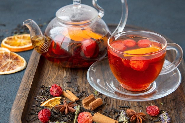 Té de frutas en un recipiente de vidrio alimentos saludables vitaminas antioxidantes