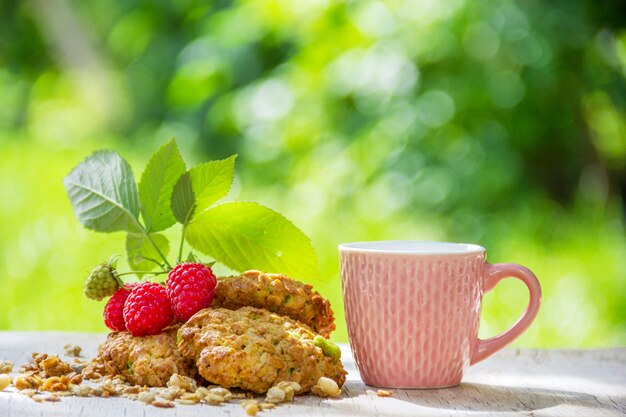 Té y galletas de avena caseras en el jardín.