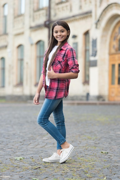 Te haremos el mejor look moda de niña pequeña niña feliz da pulgares hacia arriba