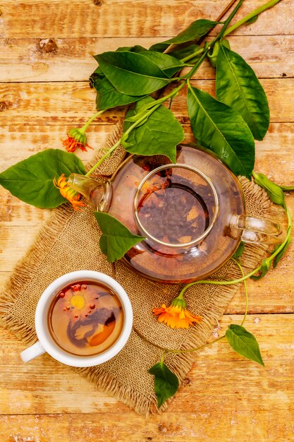 Té hecho de flores frescas de caléndula