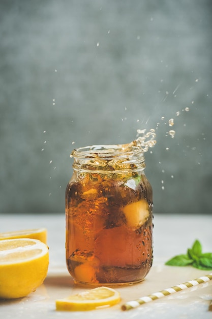 Té helado con bergamota y menta en tarro con toques