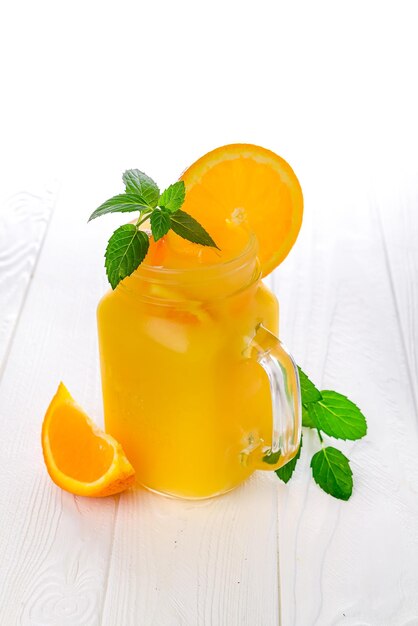 Té helado casero refrescante con naranja y limón