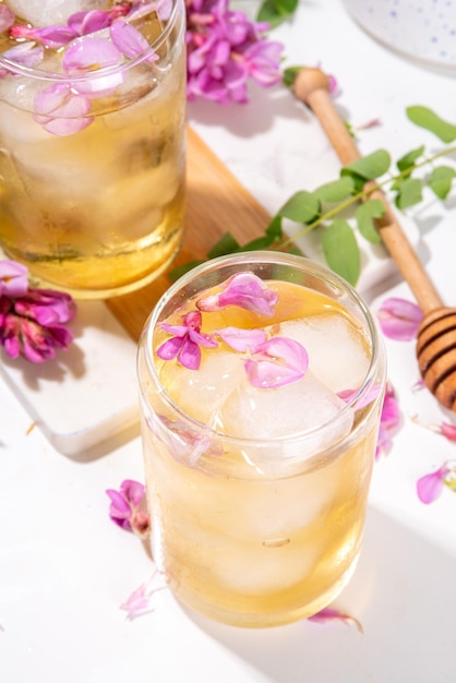 Té helado con flores de acacia