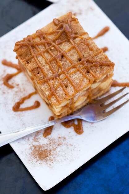 Foto té helado y frambuesas frescas y tarta de manzana