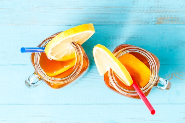 Foto té helado en un frasco de vidrio con limón.