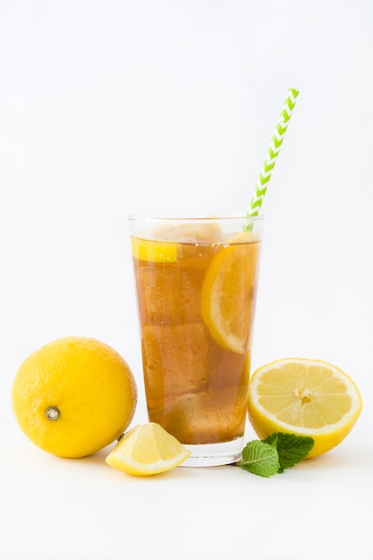 Té helado con limón aislado en blanco