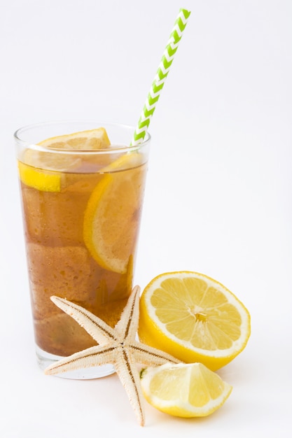 Té helado con limón aislado en blanco