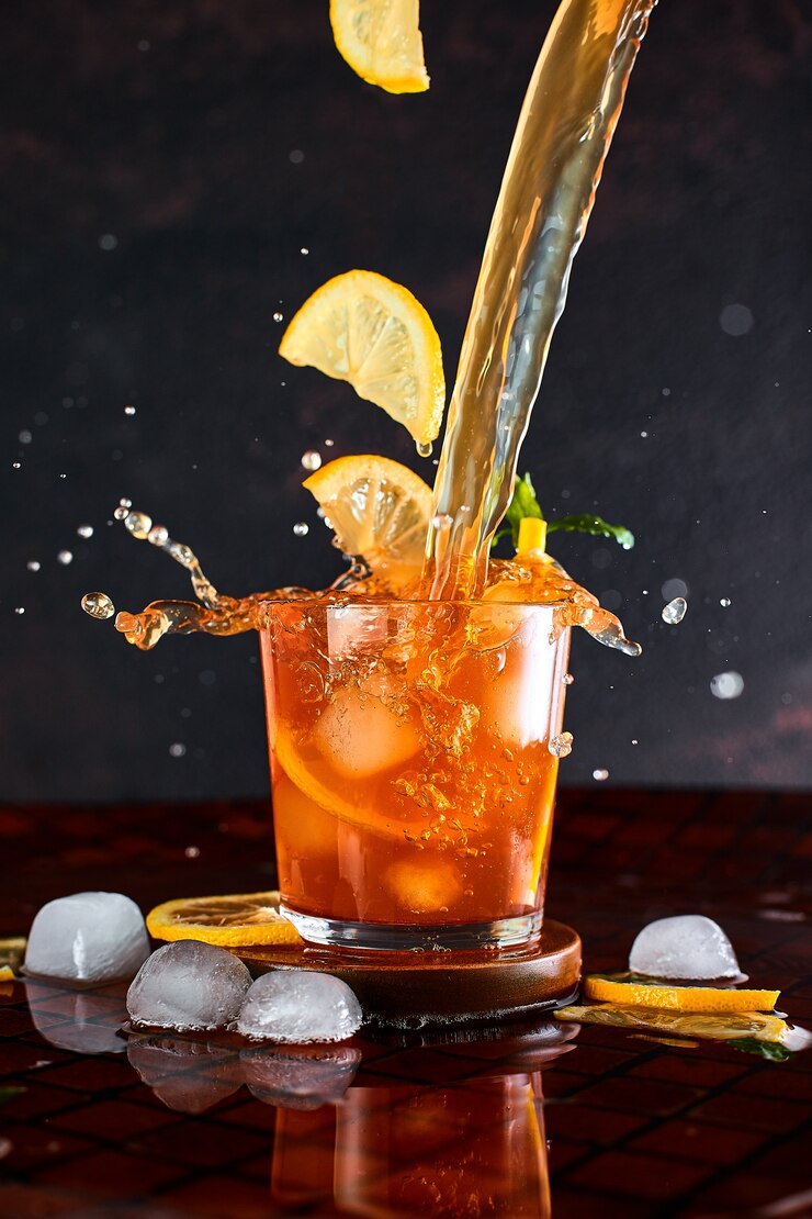Foto té helado de limón en concepto de movimiento.