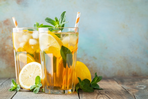 Té helado con limón y hielo en vasos altos.