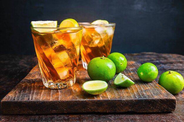 Té helado de limón y limón sobre una mesa de madera