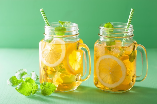 Té helado con limón y melisa en tarros de cristal