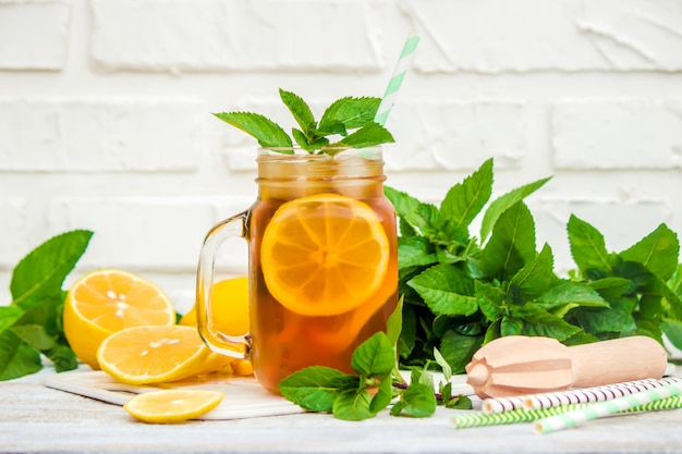 Té helado, limón y menta. Enfoque selectivo