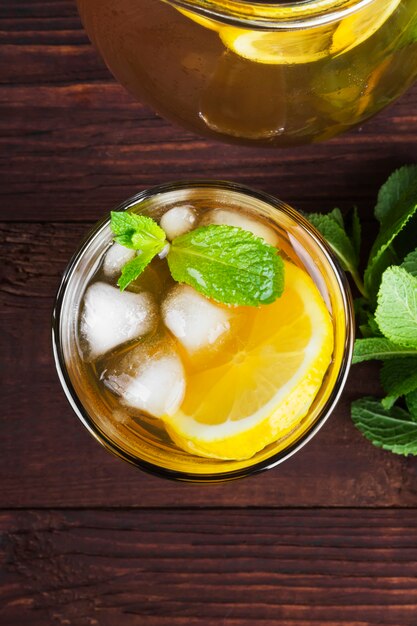 Té helado con limón y menta sobre un fondo de madera