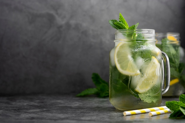 Té helado con menta fresca en un tarro de albañil