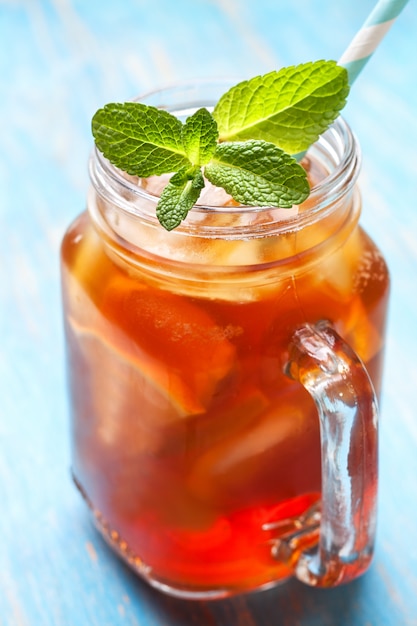 Té helado con menta y limón.