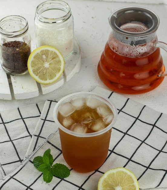 té helado con rodaja de limón en vaso