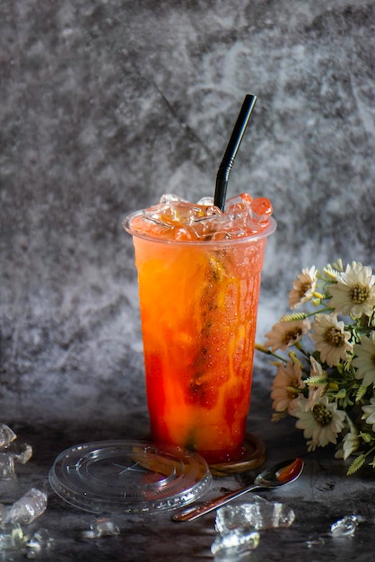 Té helado en una taza de plástico con hielo