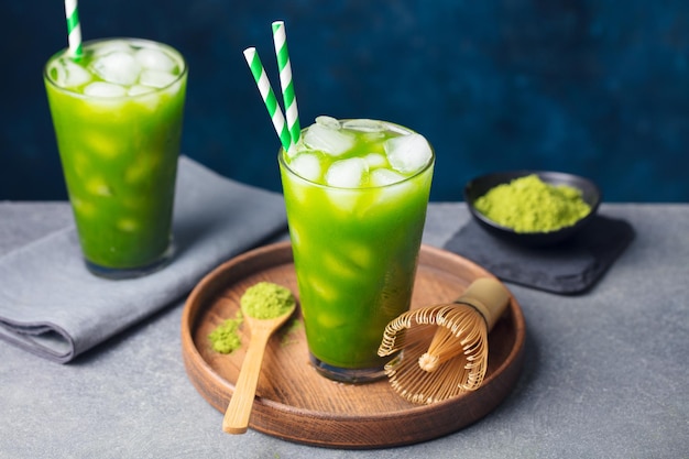 Foto té helado de té verde matcha en vaso alto espacio de copia