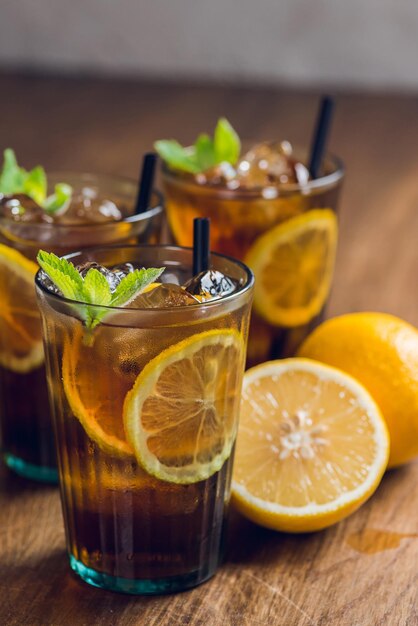 Té helado tradicional enfriado con menta limón y hielo sobre mesa rústica