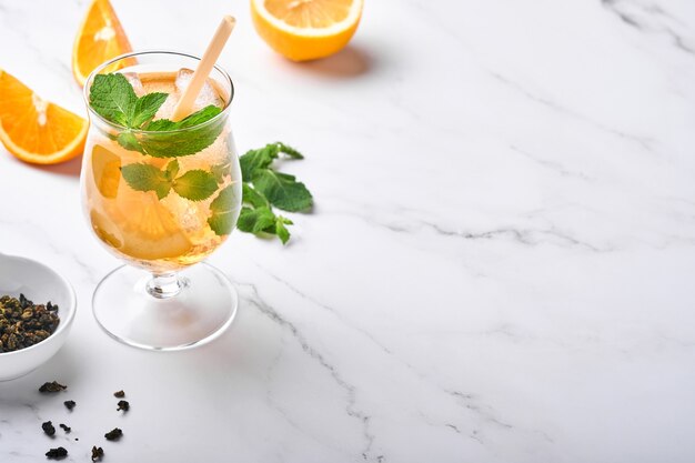 Té helado tradicional con limón y hielo en vasos altos sobre fondo de mesa de mármol Té helado con limón. Enfoque selectivo. Refresco bebida fría de verano.