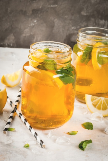 Té helado de verano con hielo, menta y limón.