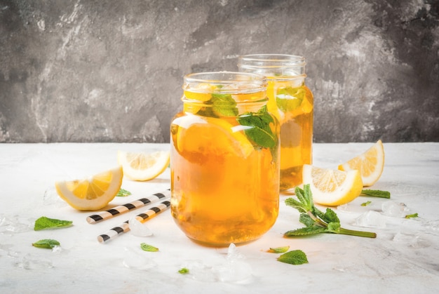 Té helado de verano con menta y limón.