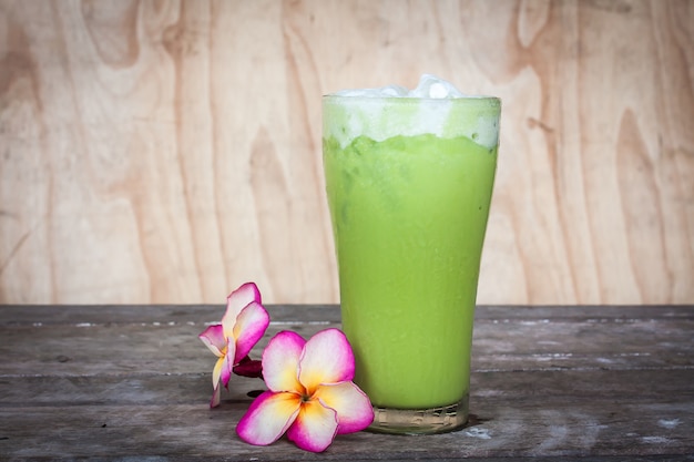 té helado verde en la mesa