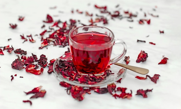 Té de hibisco al rojo vivo en una taza de vidrio