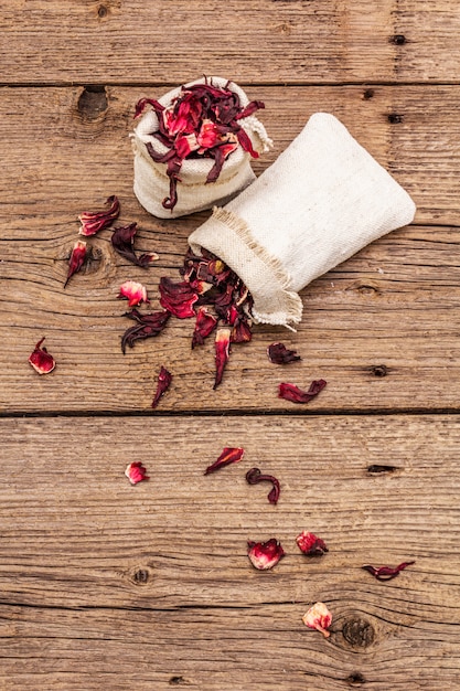 Té de hibisco caliente con pétalos secos