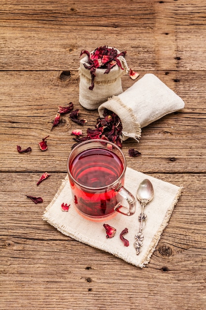 Té de hibisco caliente con pétalos secos