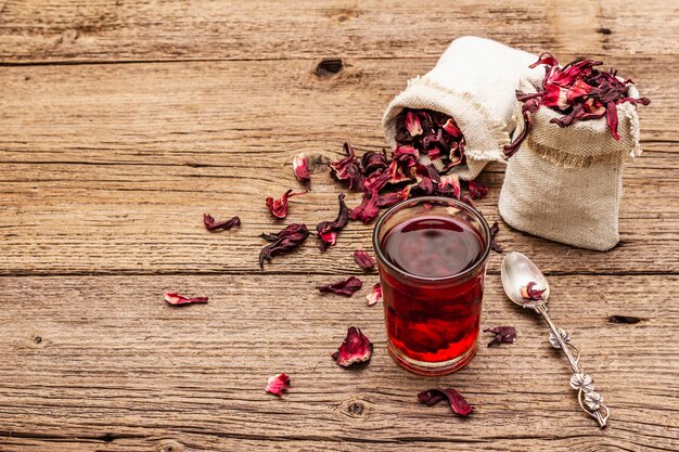 Té de hibisco caliente con pétalos secos