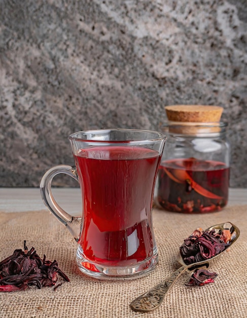 Foto té de hibisco es una bebida saludable