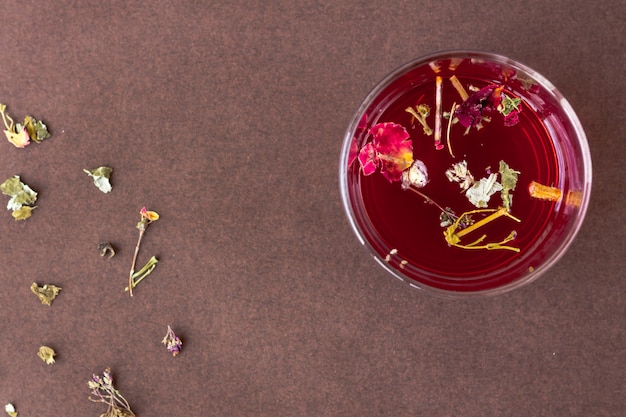 Té de hibisco rojo en un vaso de vidrio