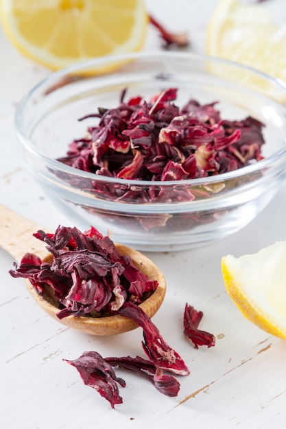 Foto té de hibisco seco en cuchara de madera