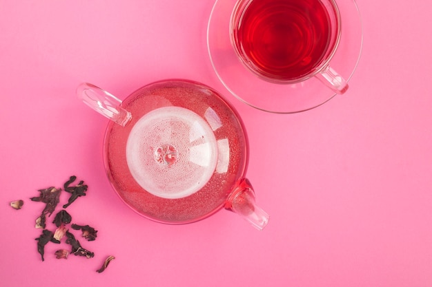 Té de hibisco en la taza de cristal