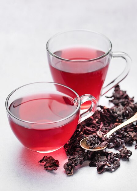 Té de hibisco en taza de vidrio