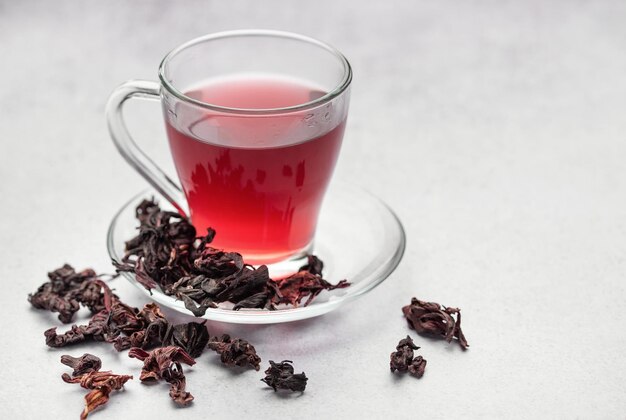 Té de hibisco en taza de vidrio