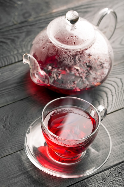 Té de hibisco en la taza