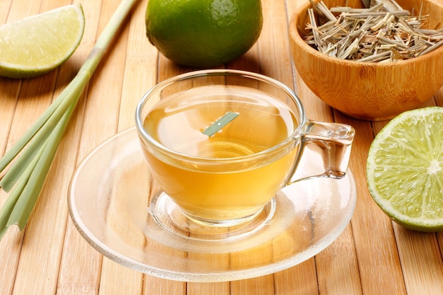 té de hierba de limón en taza de vidrio en una mesa de bambú vista de cerca