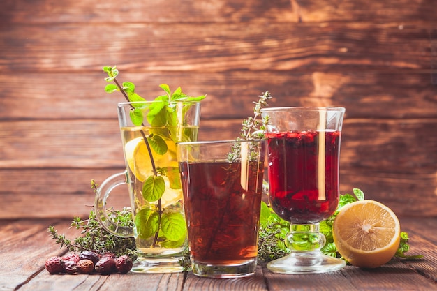 Té de hierbas aromáticas con tomillo, menta, arándano, limón para un invierno saludable