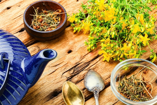 Té de hierbas aromáticas útiles con hipérico. Medicina herbaria. Té con hierbas.